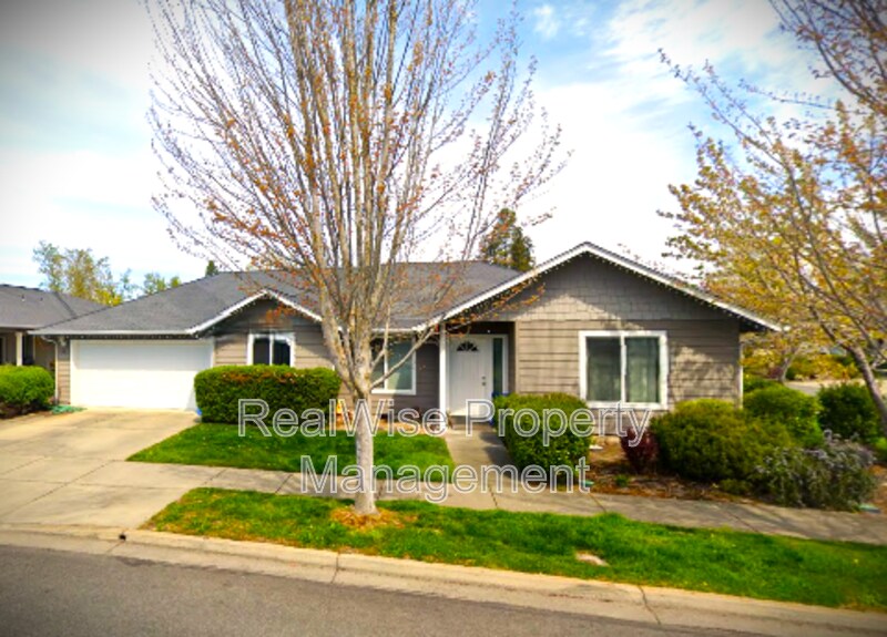1223 SW Sun Glo Dr in Grants Pass, OR - Building Photo