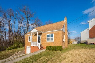 142 Gardenia Dr in Turtle Creek, PA - Building Photo