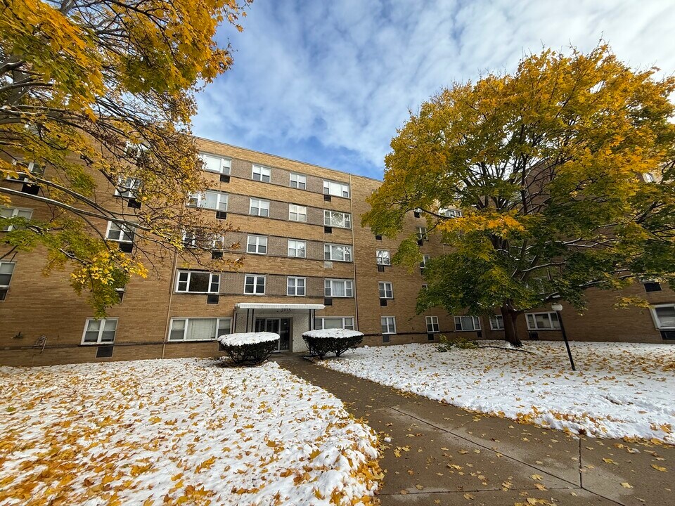 2025 W Granville Ave in Chicago, IL - Building Photo