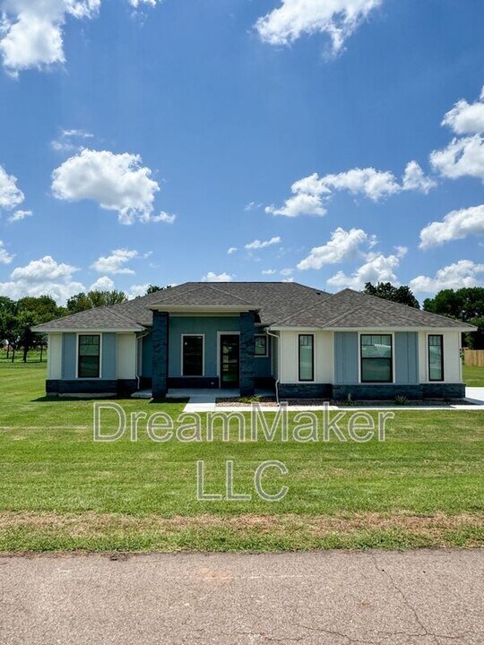 690 Apple Blossom Way in Goldsby, OK - Building Photo