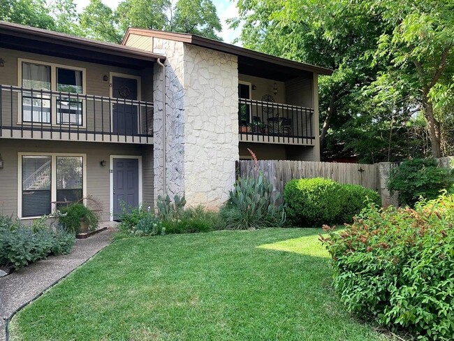 2412 Enfield Rd in Austin, TX - Foto de edificio - Building Photo