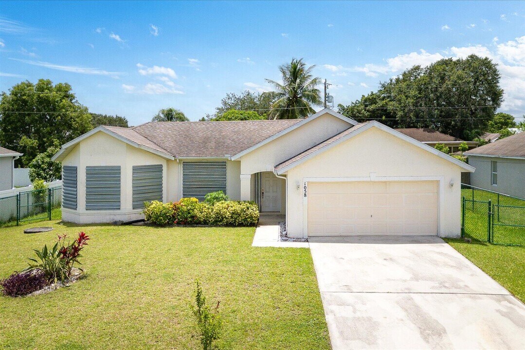 1058 SW Locke Ave in Port St. Lucie, FL - Building Photo