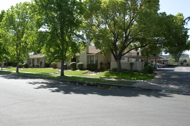 1788 Loughborough Dr in Merced, CA - Foto de edificio - Building Photo