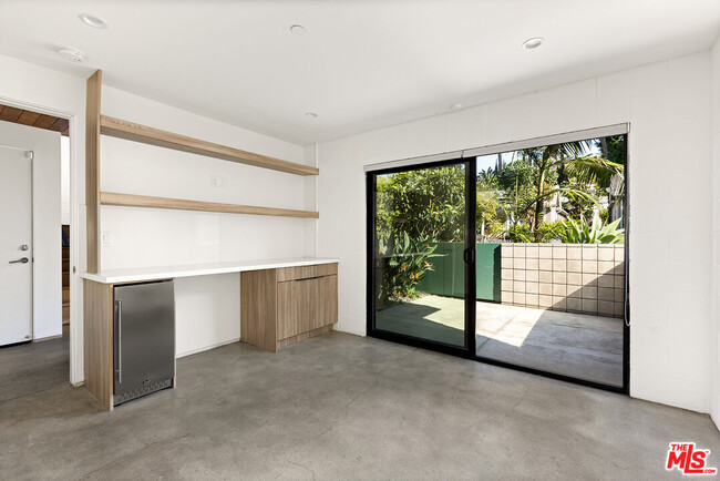 6350 Primrose Ave in Los Angeles, CA - Foto de edificio - Building Photo
