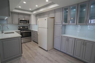 400 Island Way, Unit 308 in Clearwater, FL - Building Photo - Building Photo