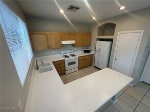 8439 Regal Hills Ct in Las Vegas, NV - Foto de edificio - Building Photo