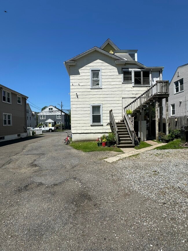 176 Thompson St in Stratford, CT - Building Photo - Building Photo