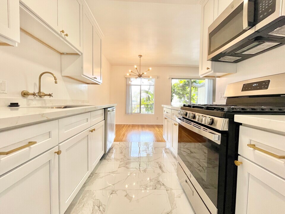 11953 Rochester Ave in Los Angeles, CA - Building Photo