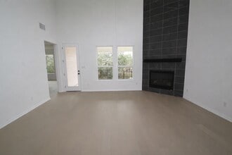 517 Moonlit Stream Pass in Dripping Springs, TX - Foto de edificio - Building Photo