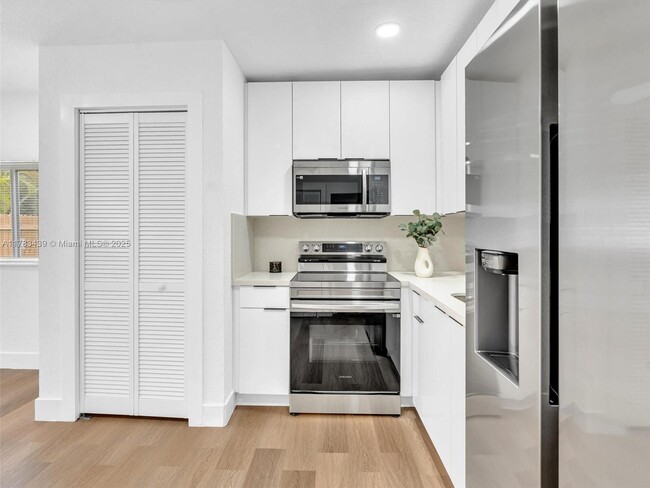 470 NE 165th St in Miami, FL - Foto de edificio - Building Photo