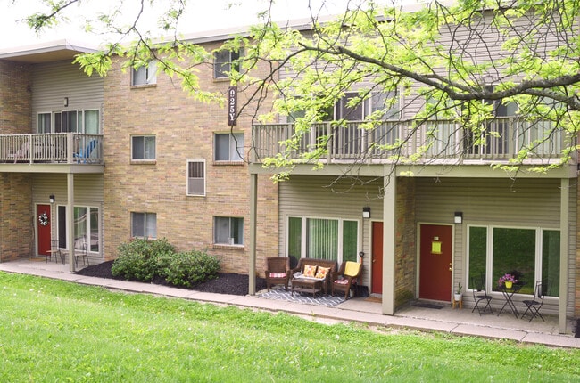 University Terrace Apartments in State College, PA - Foto de edificio - Building Photo