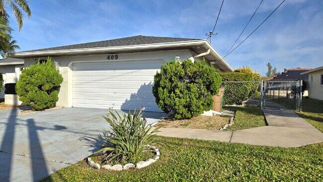 403 SE 33rd Terrace in Cape Coral, FL - Building Photo - Building Photo