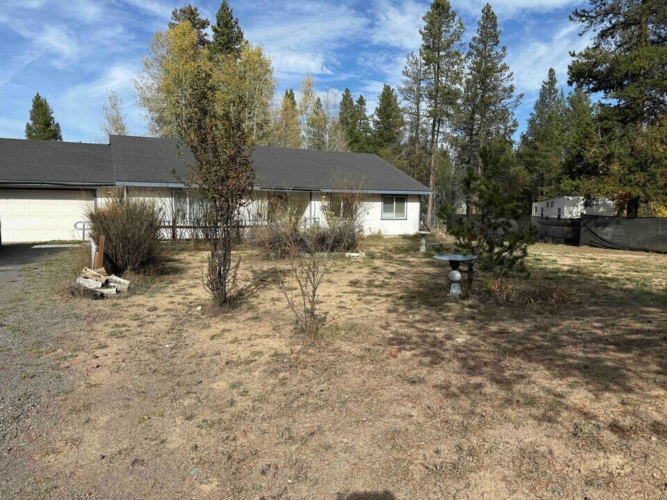 16046 Dyke Rd in La Pine, OR - Building Photo