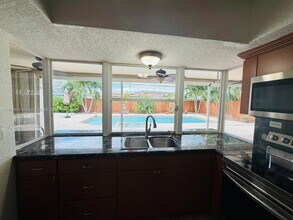 515 NW 202nd Ter in Miami, FL - Foto de edificio - Building Photo