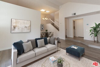 5740 Canterbury Dr in Culver City, CA - Building Photo - Building Photo