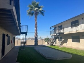 Deer Valley Village Apartments in Phoenix, AZ - Foto de edificio - Building Photo