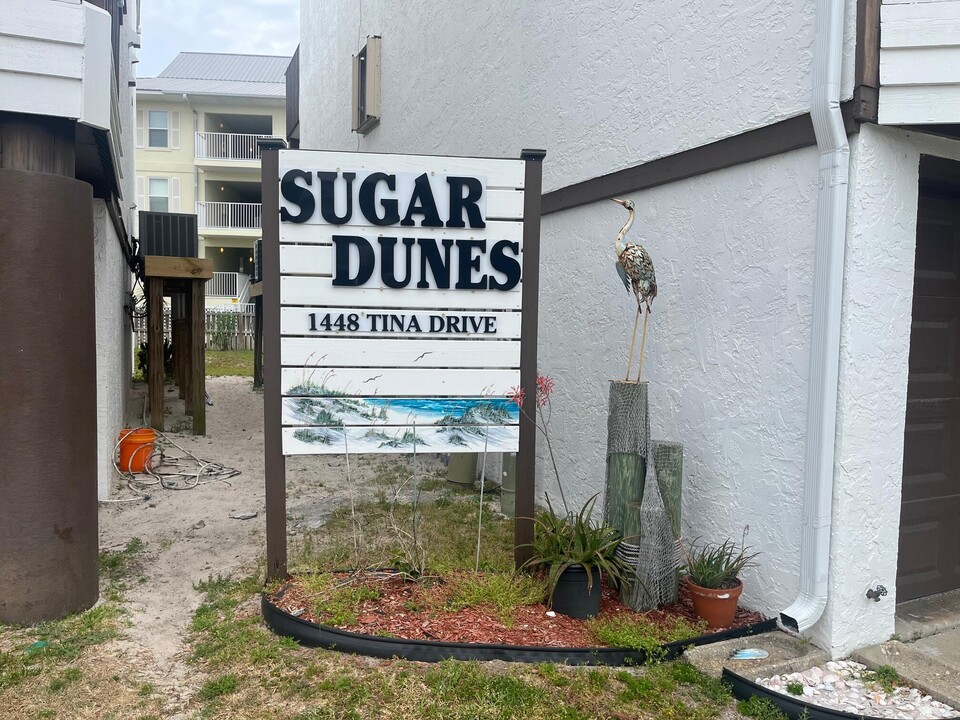 1448 Tina Dr in Navarre, FL - Foto de edificio