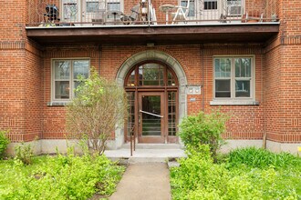 6187 De Terrebonne Rue in Montréal, QC - Building Photo - Building Photo