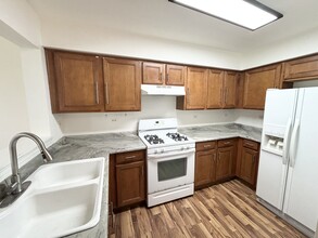 652 Lincoln Station Dr in Oswego, IL - Building Photo - Building Photo