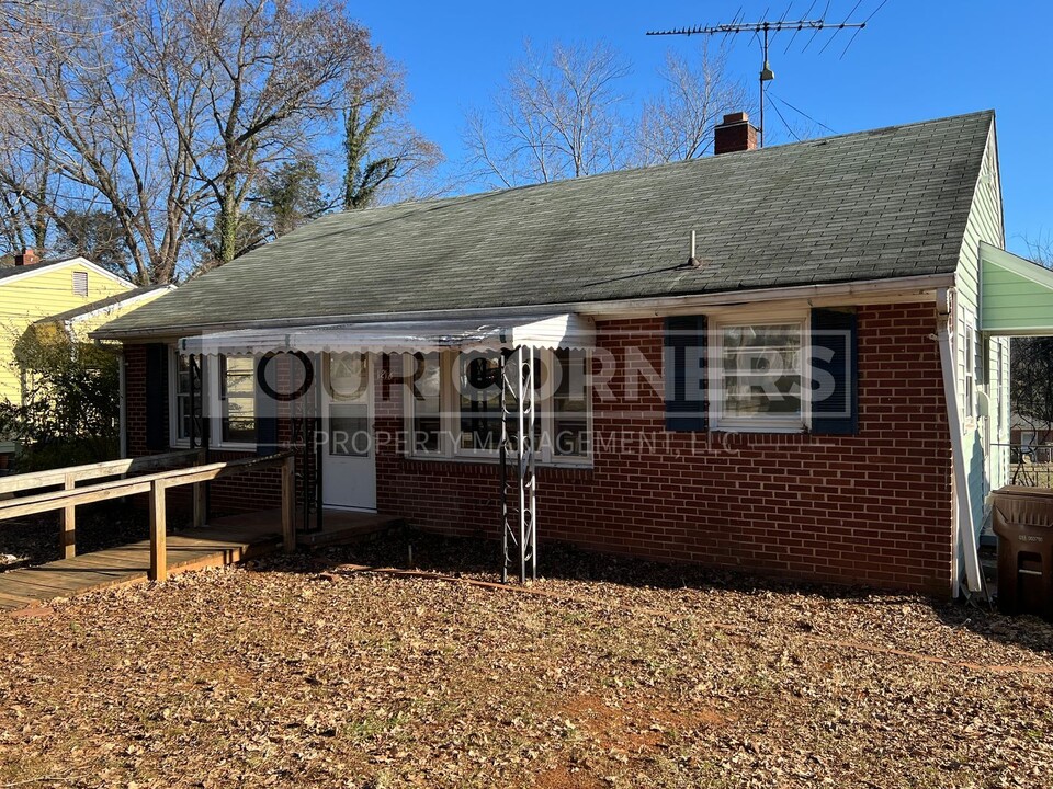 1216 Terrell Dr in High Point, NC - Building Photo