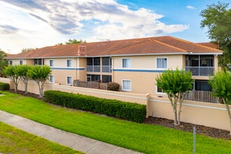 Villa Del Sol At Meadow Woods in Orlando, FL - Foto de edificio - Building Photo