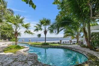 7500 S Flagler Dr in West Palm Beach, FL - Building Photo - Building Photo