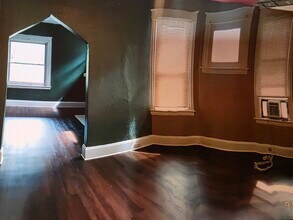 735 E Mitchell Ave, Unit 2nd floor in Cincinnati, OH - Foto de edificio - Building Photo