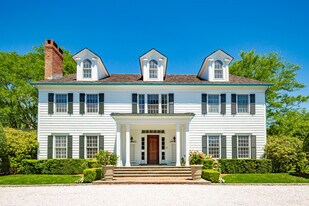 221 Wickapogue Rd in Southampton, NY - Building Photo