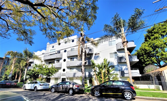 Bentley Ave. Apartments in Los Angeles, CA - Building Photo - Building Photo