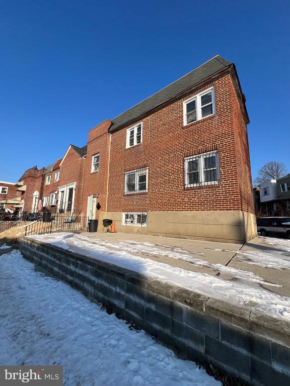 property at 1725 W Rockland St