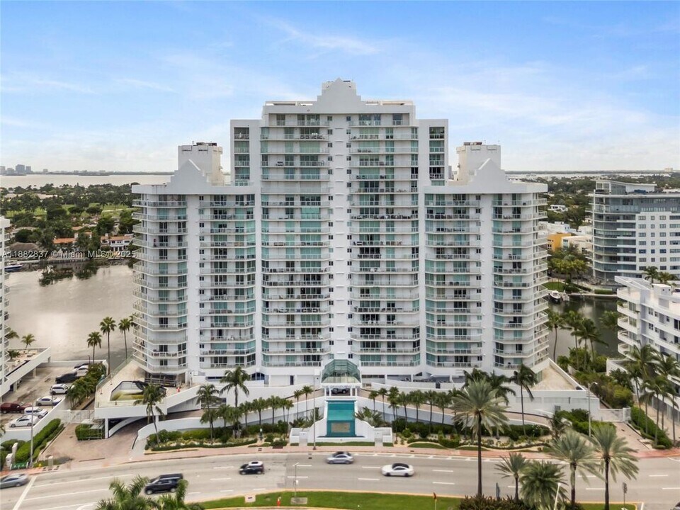 5900 Collins Ave in Miami Beach, FL - Building Photo