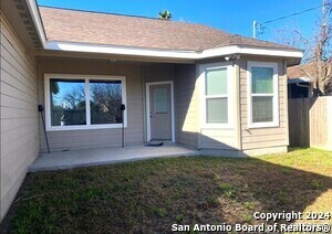 220 E Byrd Blvd in Universal City, TX - Building Photo - Building Photo