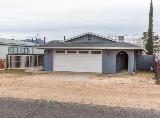2390 Thompson Ave in Kingman, AZ - Building Photo - Building Photo