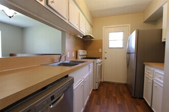 119 S Brownell St in La Porte, TX - Building Photo - Building Photo