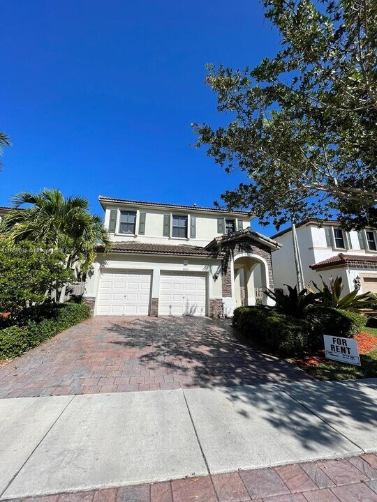 9143 SW 227th Terrace in Cutler Bay, FL - Building Photo