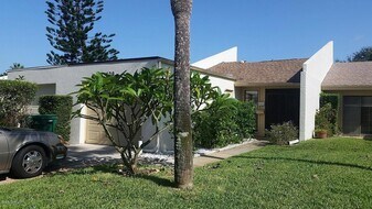 408 Hawthorne Ct in Satellite Beach, FL - Building Photo