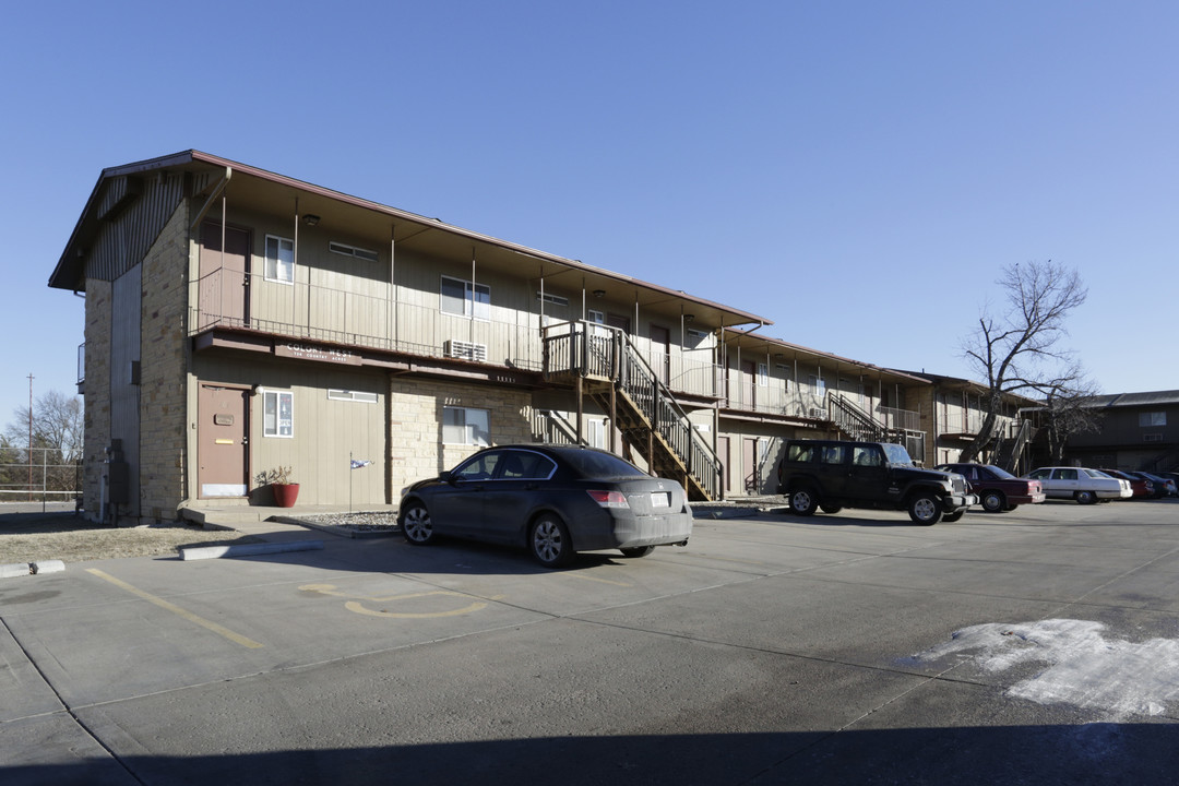 Colony West Apartments in Wichita, KS - Building Photo