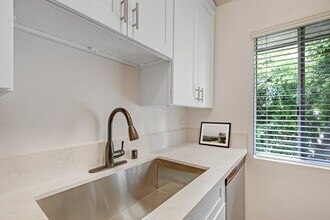 Villa La Paloma in Reseda, CA - Building Photo - Building Photo