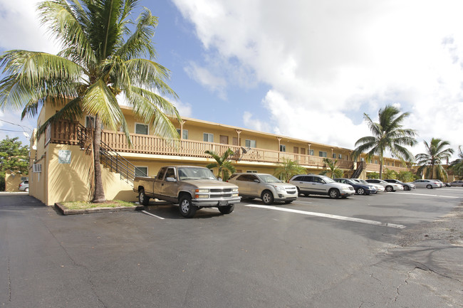 Pompano Gardens in Pompano Beach, FL - Foto de edificio - Building Photo