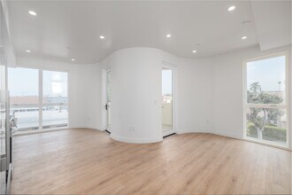 3844 W 27th St in Los Angeles, CA - Building Photo - Interior Photo