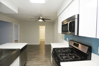 The 5800 Apartment Homes in Lakewood, CA - Foto de edificio - Interior Photo