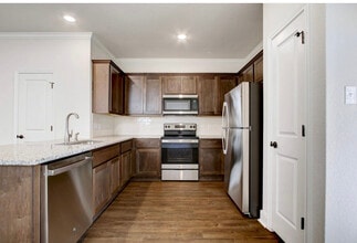 10340 Lynwood Crk in San Antonio, TX - Foto de edificio - Building Photo