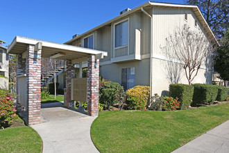 Creekside Apartments in Fresno, CA - Foto de edificio - Building Photo