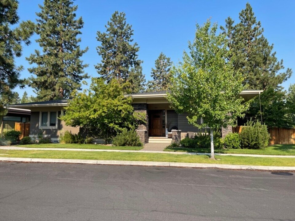 2311 NW Lolo Dr in Bend, OR - Building Photo