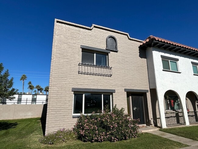 property at 2927 E Fairmount Ave