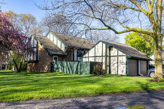 Bostonian Village North in Milwaukee, WI - Foto de edificio - Building Photo