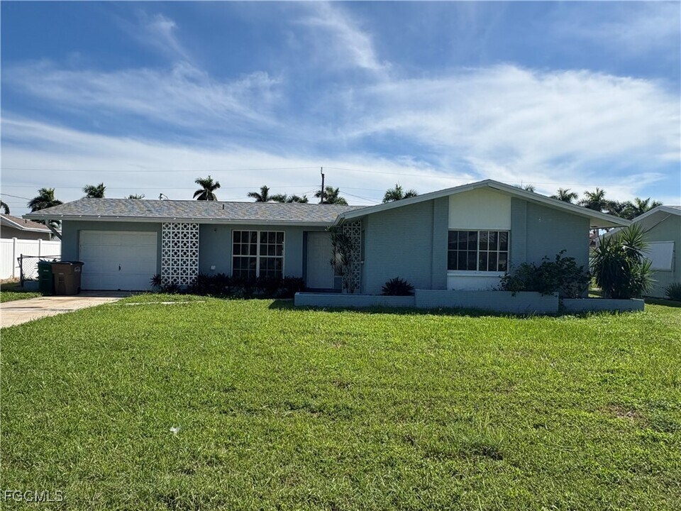 436 Bayshore Dr in Cape Coral, FL - Building Photo