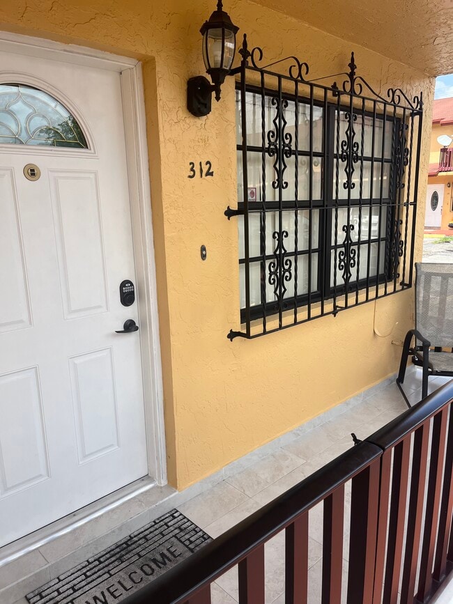 2221 W 52nd St in Hialeah, FL - Building Photo - Building Photo