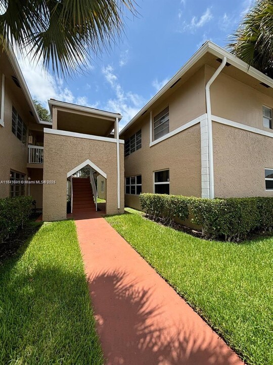 824 Twin Lakes Dr in Coral Springs, FL - Foto de edificio