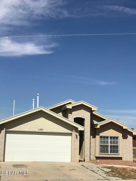 11811 2 Towers Dr in El Paso, TX - Building Photo